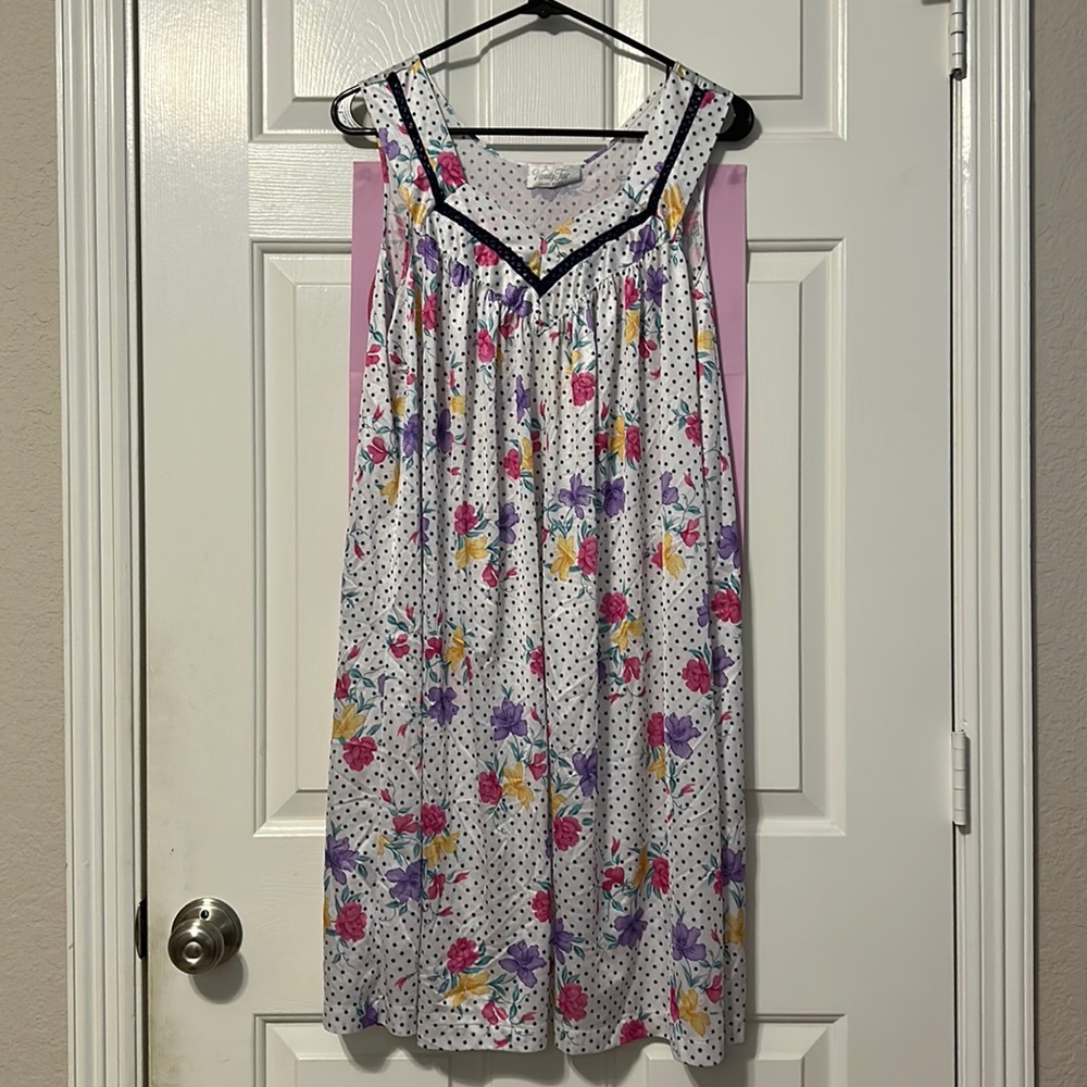 Vanity Fair Night Gown size M
